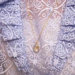 Caroline Svedbom Classic Drop Halsband/ Serene Delite (Guld)