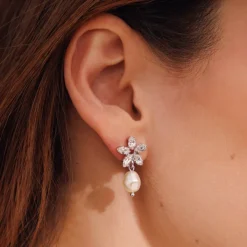 Caroline Svedbom Emmy Örhängen / Pearl + Crystal (Rhodium)