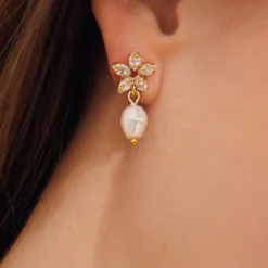 Caroline Svedbom Emmy Örhängen / Pearl + Crystal (Guld)