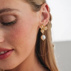 Caroline Svedbom Juni Örhängen / Pearl Crystal (Guld)