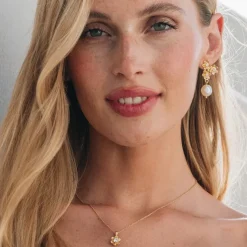 Caroline Svedbom Juni Örhängen / Pearl Crystal (Guld)