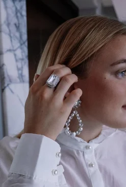 Caroline Svedbom Lydia Cocktail Ring Crystal – Rhodium