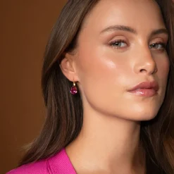 Caroline Svedbom Mini Drop Clasp Örhängen, Dark Rose – Guld