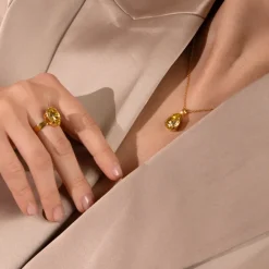 Caroline Svedbom Mini Drop Halsband ReCreated™ Dark Jonquil – Guld