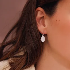 Caroline Svedbom Mini Drop Clasp Örhängen / Electric White (Rhodium)