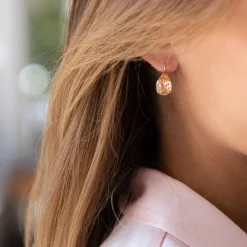 Caroline Svedbom Mini Drop Clasp Örhängen/ Light Peach (Rhodium)