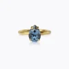 Caroline Svedbom Petite Drop Ring, Denim Blue – Guld