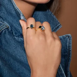 Caroline Svedbom Petite Drop Ring, Denim Blue – Guld