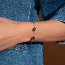 Caroline Svedbom Petite Drop Armband, Denim Blue – Guld