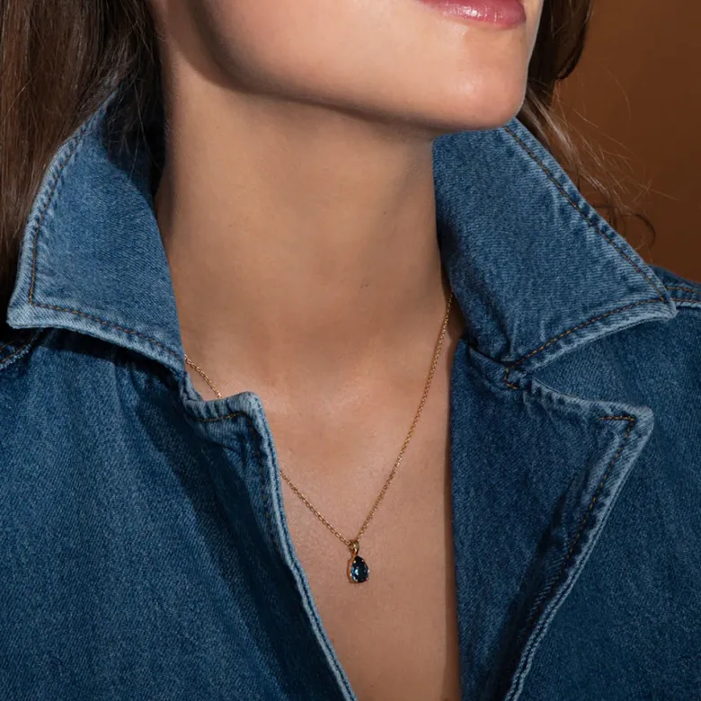 Caroline Svedbom Petite Drop Halsband, Denim Blue – Guld