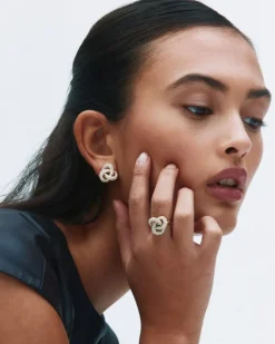 Edblad Infinity Knot Sparkle Studs L – Guld