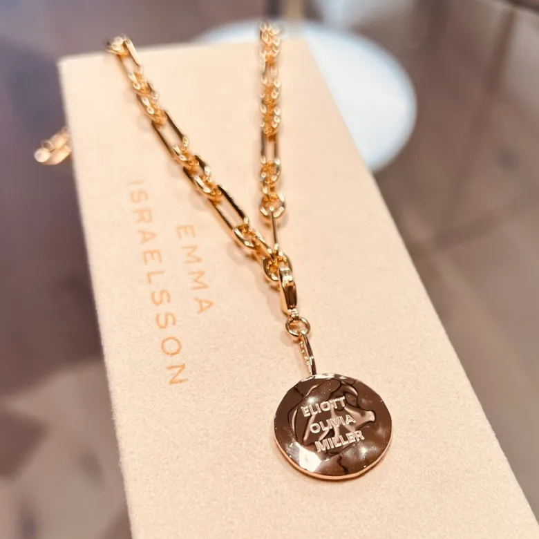 Emma Israelsson Name Coin Organic Charm Guld Charm022