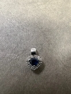 Hjärta i 18K Vitguld med Diamanter och Safir HJG026