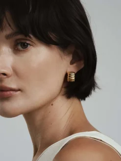 Mockberg Chic Ribbed Örhängen Guld