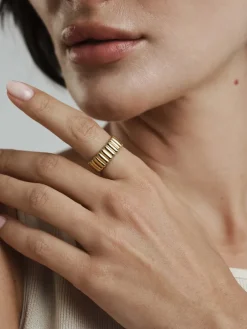 Mockberg Chic Ribbed Ring Guld