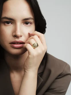 Mockberg Curved Ribbed Ring Guld