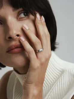 Mockberg Edge Ribbed Ring Silver