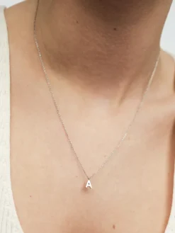 Mockberg Petite Plain Bokstav Halsband Stål