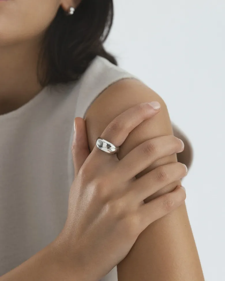 Mockberg Wavy Bolded Large Ring Silver