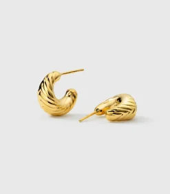 Syster P Bolded Little Sis Chevron Örhängen Guld
