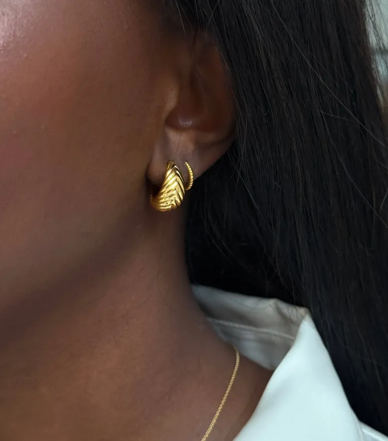 Syster P Bolded Little Sis Chevron Örhängen Guld