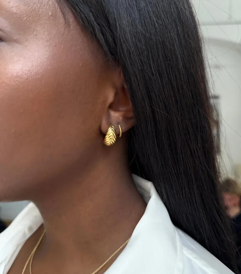 Syster P Bolded Little Sis Chevron Örhängen Guld