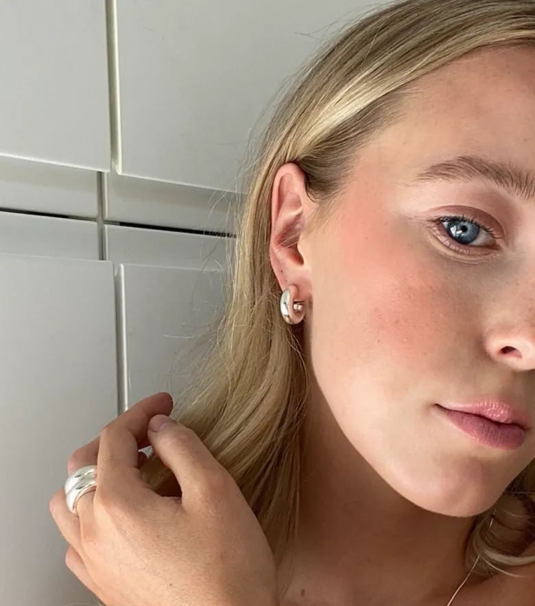 Syster P Bolded Little Sis Hoops Örhängen Silver