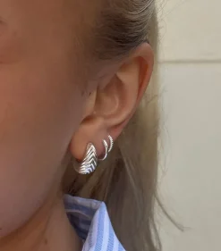 Syster P Bolded Little Sis Chevron Örhängen Silver