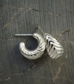 Syster P Bolded Little Sis Chevron Örhängen Silver