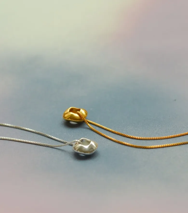 Syster P Bolded Wavy Halsband Guld