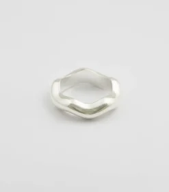Syster P Bolded Wavy Ring Silver