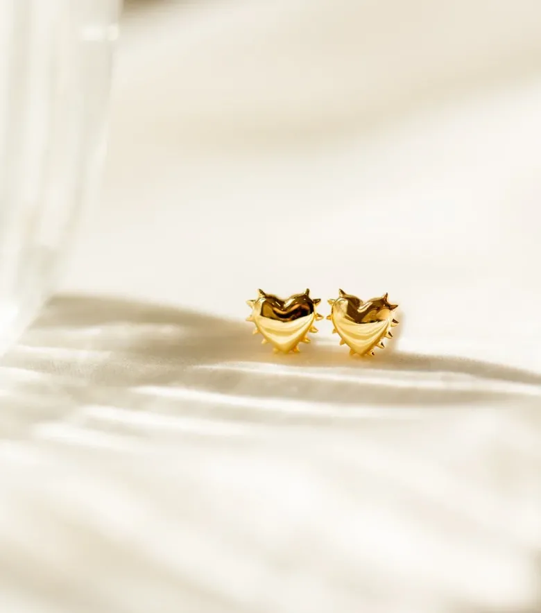 Syster P True Love Spike Hjärta Örhängen Guld