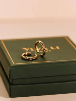 YLVA LI Petite Bertha Cuff Örhängen Light Champagne Guld 6041