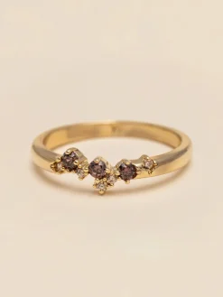 YLVA LI Petite Meadow Ring Chestnut – Guld